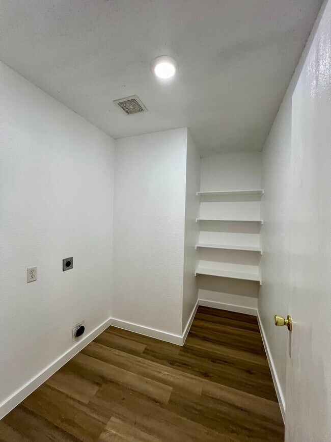 Building Photo - Maned