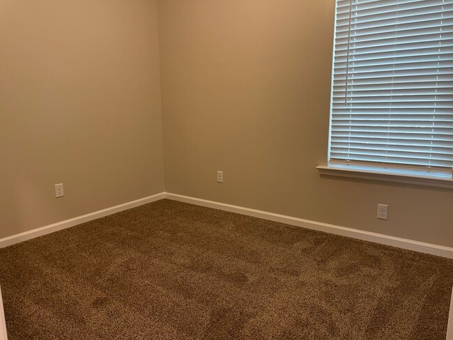 Building Photo - Move in Special  $500.00 off first and sec...