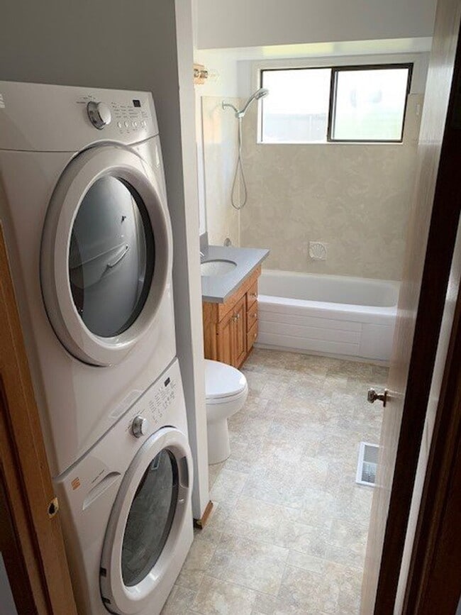 Building Photo - Newly Updated Bellevue/Interlake Rambler Home!