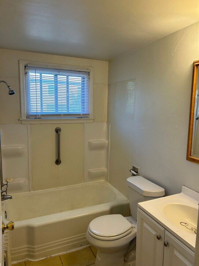 Building Photo - Upper level 1 Bedroom in W St Paul!! Move ...