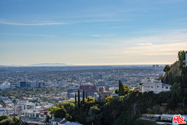 Building Photo - 8515 Hollywood Blvd