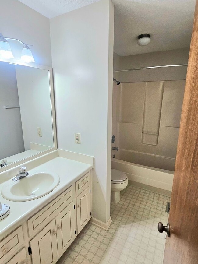 Building Photo - 100 Timberline Ct