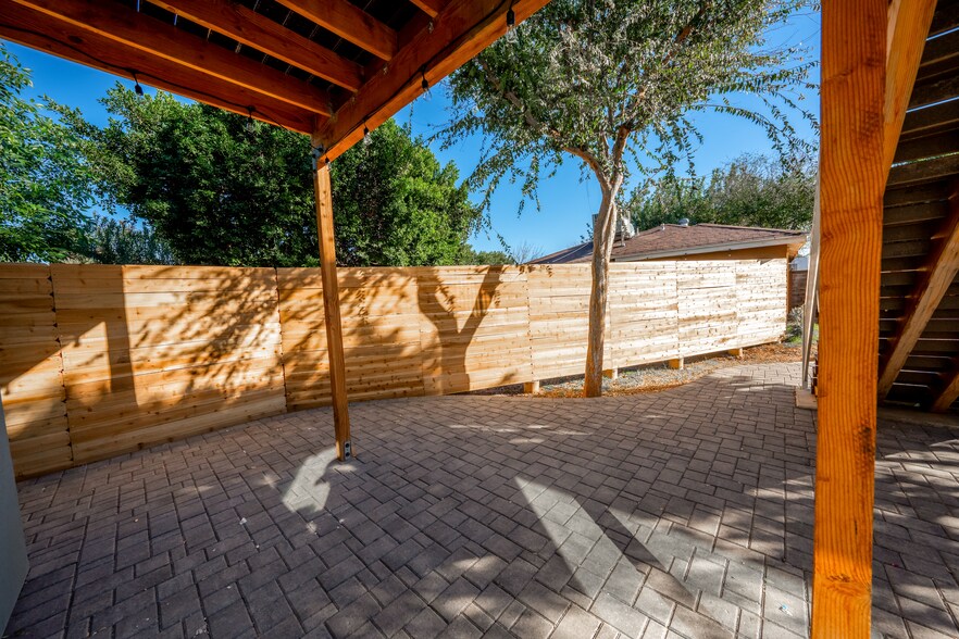 Building Photo - 1514 E Clarendon Ave