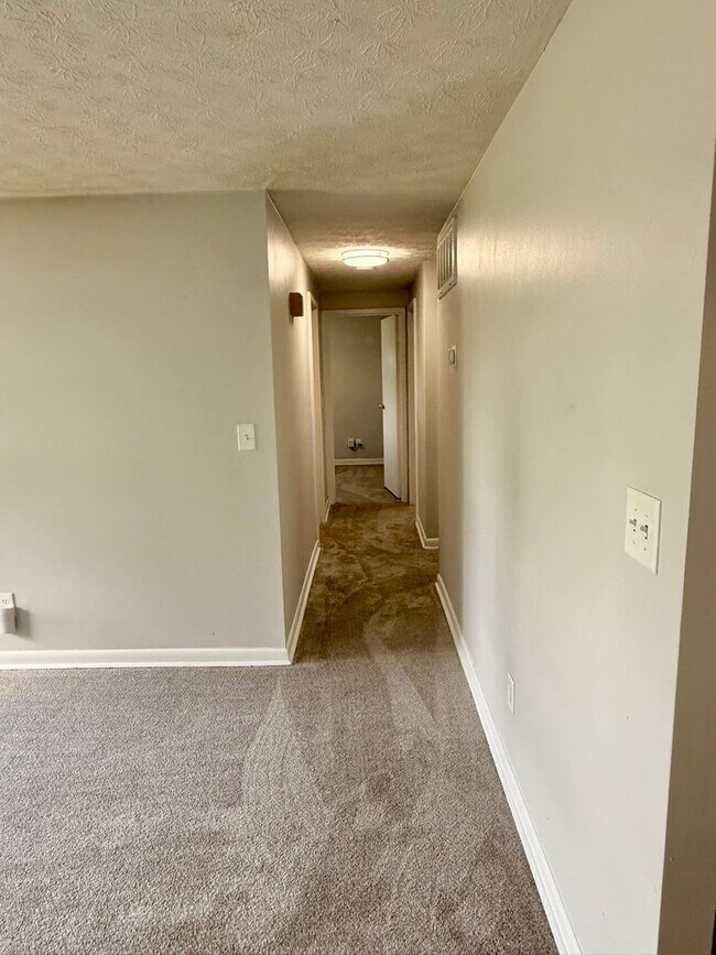 Building Photo - Updated 3BR Brick Ranch | Screened Porch | Attached Garage