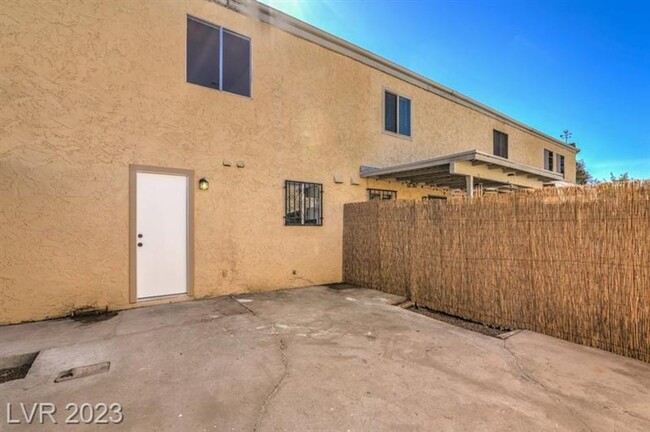 Building Photo - Upgraded Townhome with 2 car garage