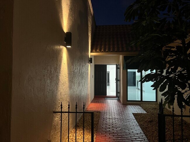 Building Photo - 6545 Las Flores Dr