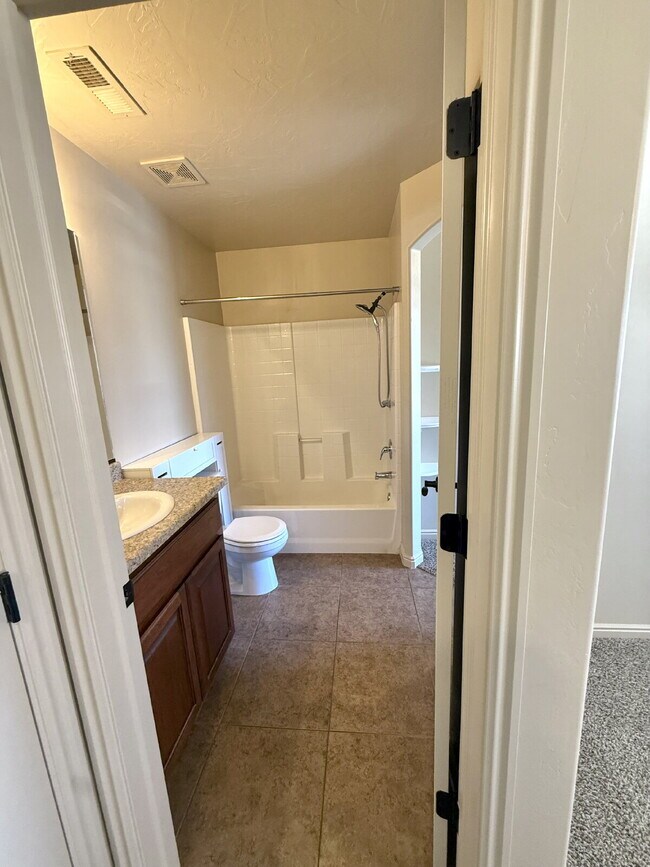Building Photo - Fossil Hills Townhomes 3 Bed 2.5 Bath