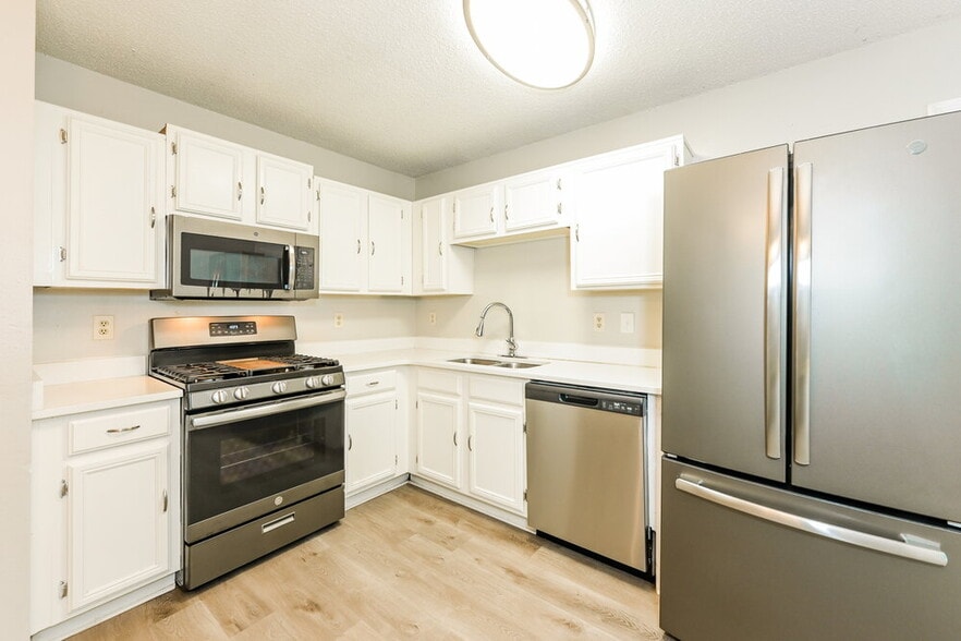 Building Photo - 1612 Picadilly Ct NE