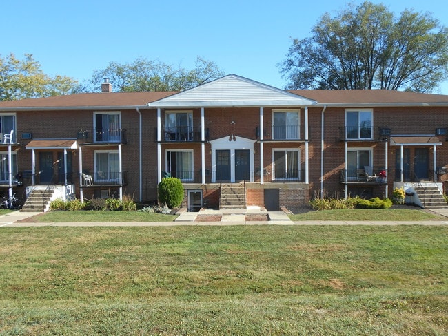 Primary Photo - Aston Glen Apartments