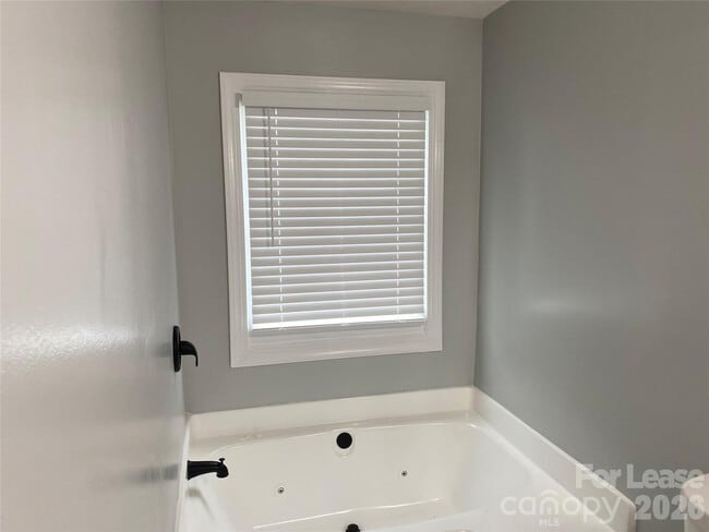 Building Photo - 14550 Waterside Dr