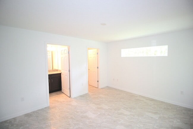 Building Photo - Spacious 4 Bed 2 Bath 2 Car Townhome Built in 2022 in Palm Coast!