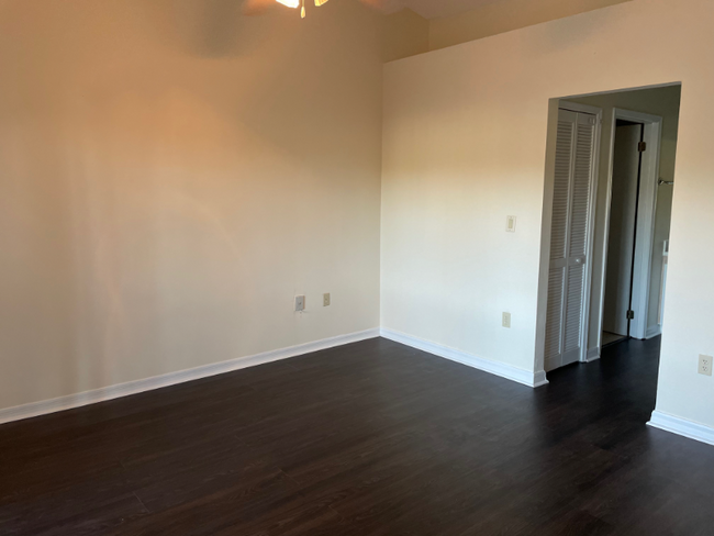 Building Photo - 3211 Sabal Palms Ct