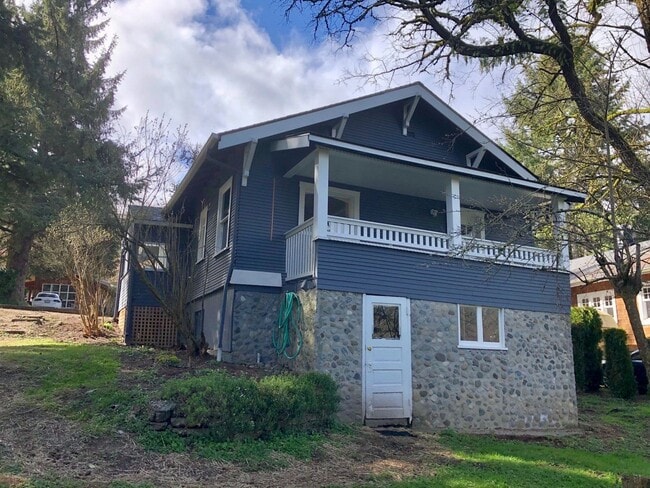 Building Photo - Remodeled 2 Bedroom 1 Bath Home in Downtow...