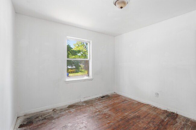 Building Photo - 7827 Rugby Ave