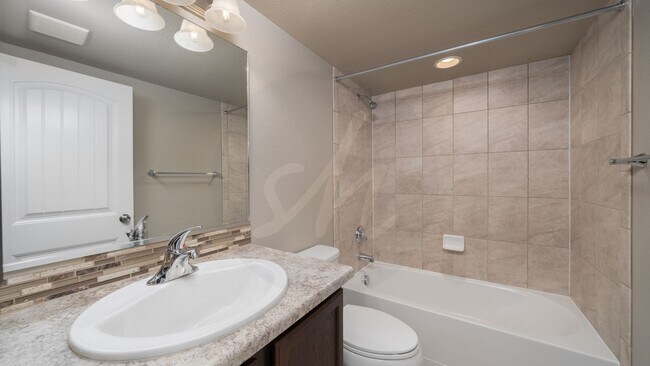 Building Photo - Stunning 5 bedroom home in Banning Lewis R...