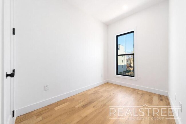 Building Photo - Brand New 4 Bed 4 Bath with in unit WD!