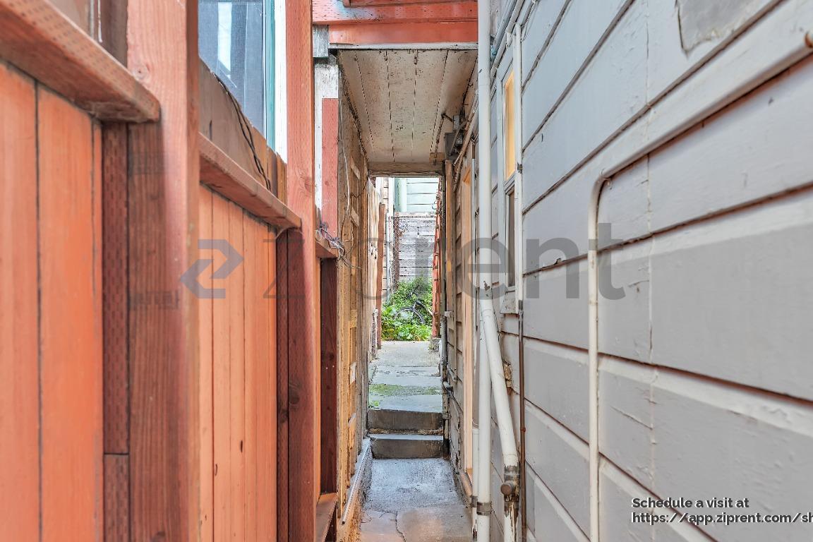 Building Photo - 484 Waller St