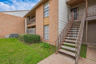 Building Photo - 9090 S Braeswood Blvd