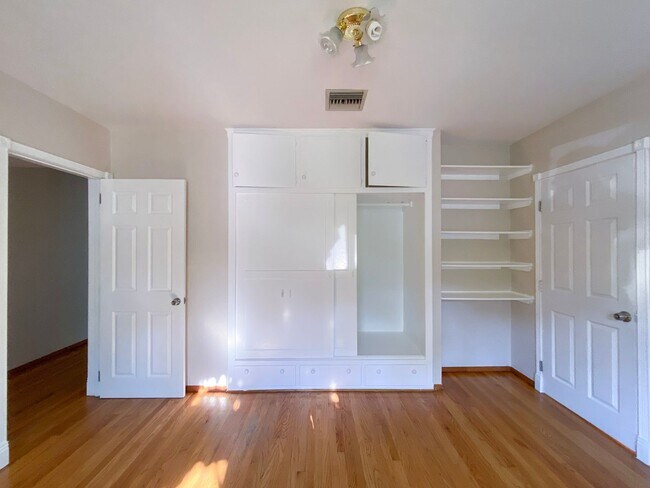 Building Photo - Spacious 3 Bed · 2 Bath Hillside Home — Mo...