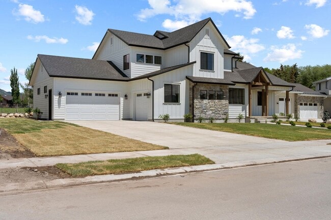 Building Photo - Cozy, Bright, and Spacious Home Nestled in Midway