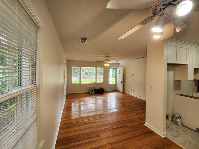 Building Photo - Coastal Charmer on IOP