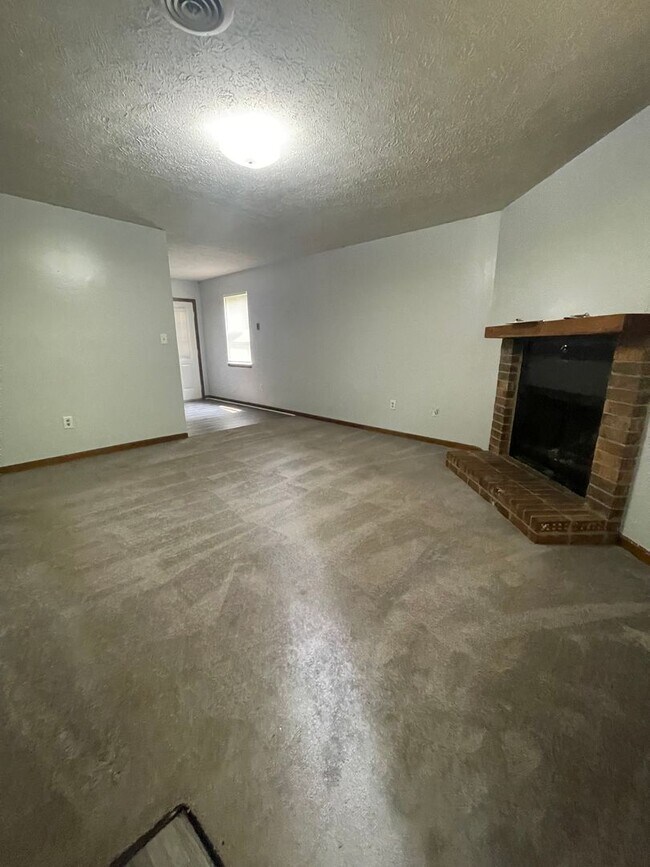 Building Photo - 2 BR 1 BA Eastside Duplex! Available for m...