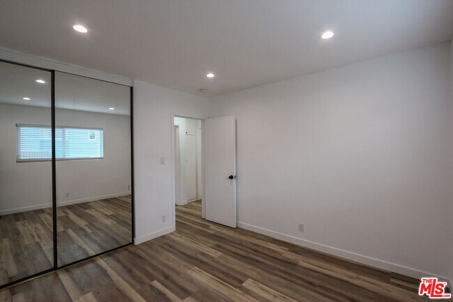 Building Photo - 12942 Moorpark St