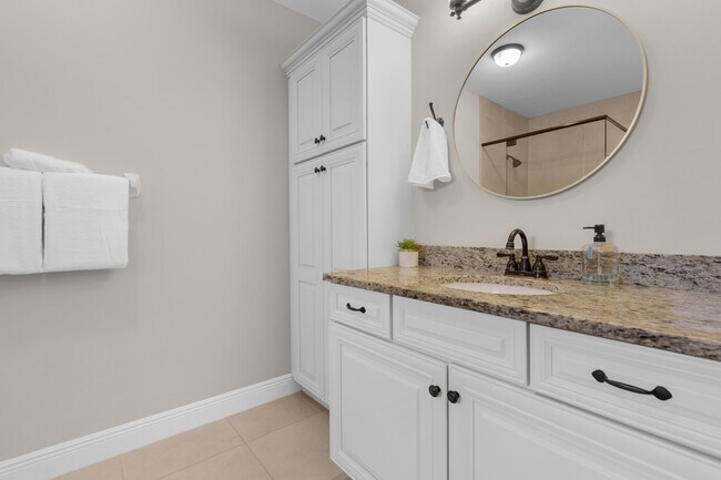 Building Photo - 4400 Vanda Dr