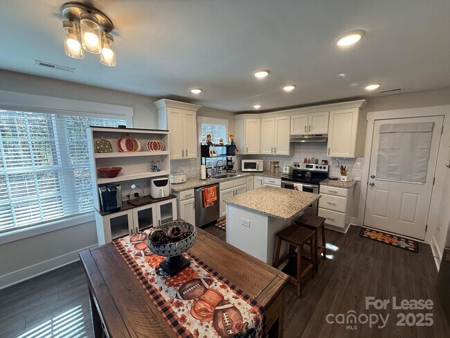 Building Photo - 518 Lake Head Rd