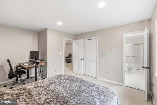 Building Photo - 4880 Chevy Chase Dr