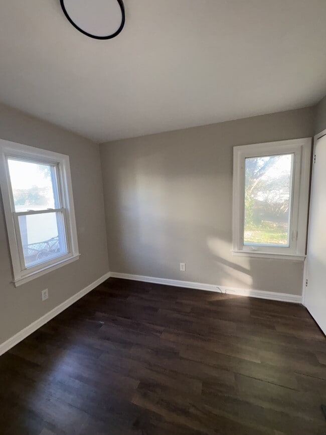 Building Photo - 2504 Vendome Dr S
