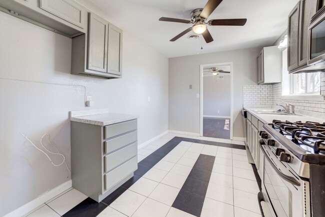 Building Photo - Gorgeous Midtown 3 Bedroom Remodel!