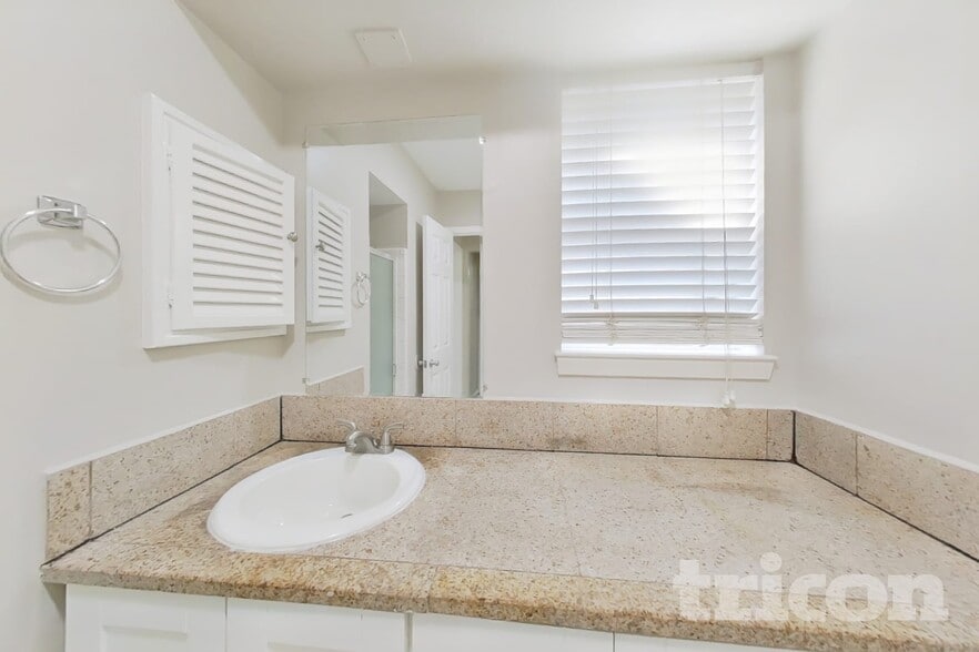 Building Photo - 3815 Regency Dr