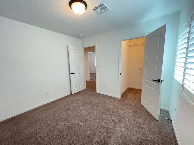 Building Photo - 3 Story house 4 bedroom / 3.5 bath, Southwest