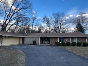 Building Photo - In the Middle of Murfreesboro!