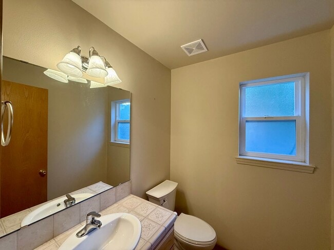 Building Photo - Charming 3 bed, 2.5 bath townhome located ...