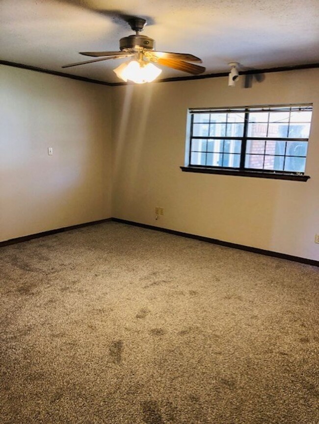 Building Photo - $100 OFF FIRST MONTH'S RENT MOVE IN SPECIA...