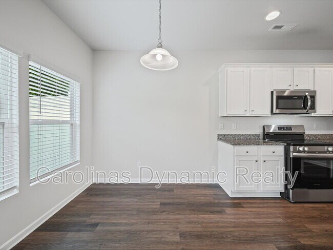Building Photo - 914 S Battleground Ave