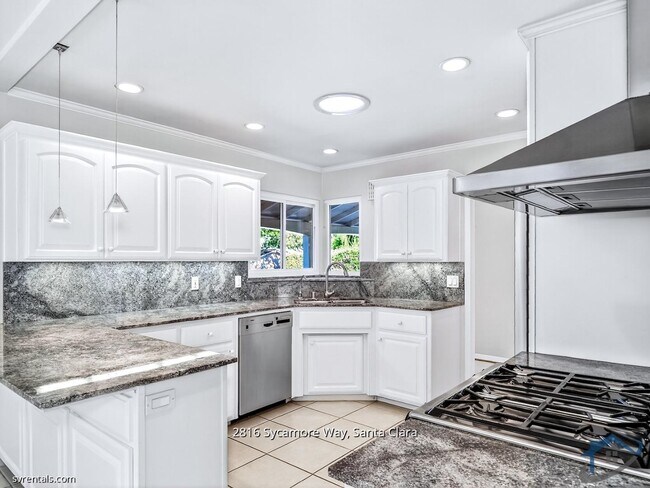 Building Photo - 2816 Sycamore Way