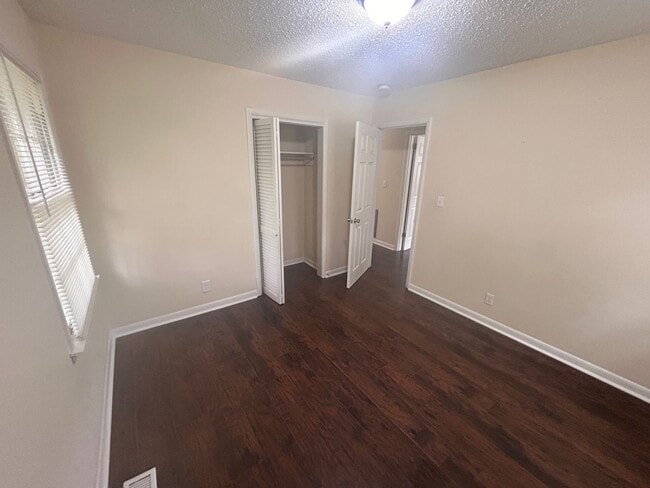 Building Photo - Beautiful 3 BED- 2BA *bonus room& fenced in yard with move in special for July!