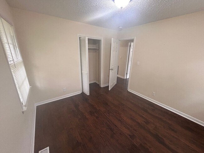 Building Photo - Beautiful 3 BED- 2BA with bonus room fenced in yard