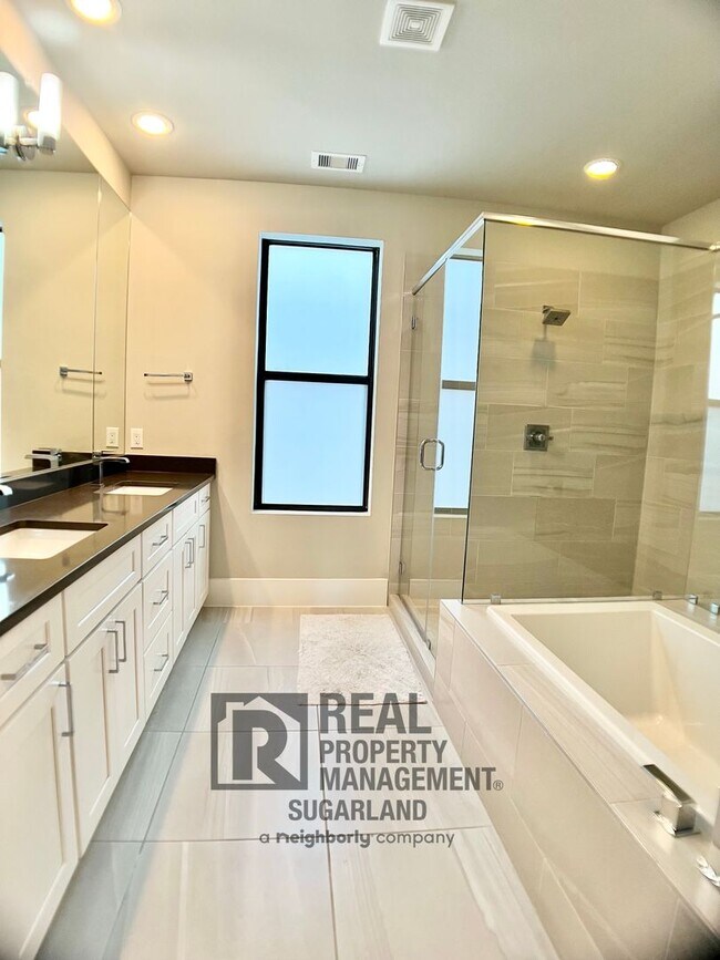 Building Photo - Luxurious Three Story Townhome!