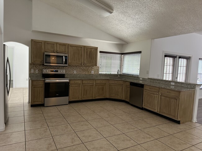 Building Photo - 231 Shady Oak Loop