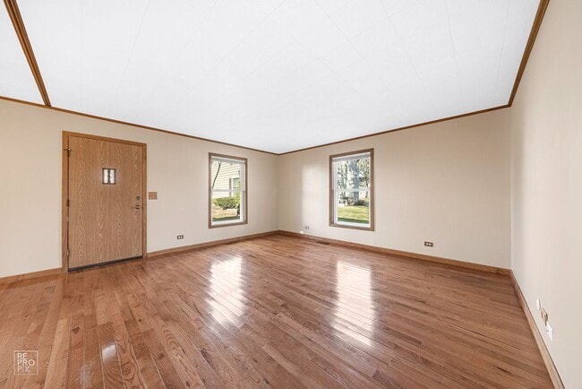 Building Photo - Beautiful End Unit Townhome with Garage!