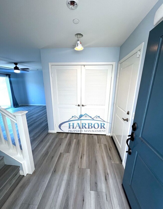 Building Photo - Elegant 3-Story, 4-Bedroom, 3-Bath Condo