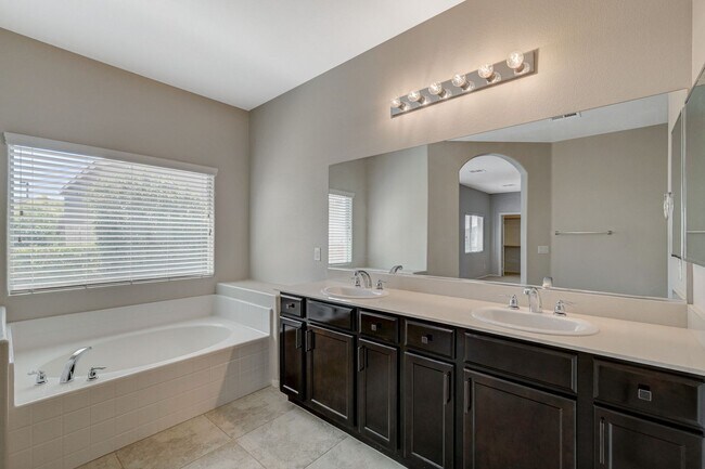 Building Photo - Beautiful DR Horton Home in Centennial Hil...