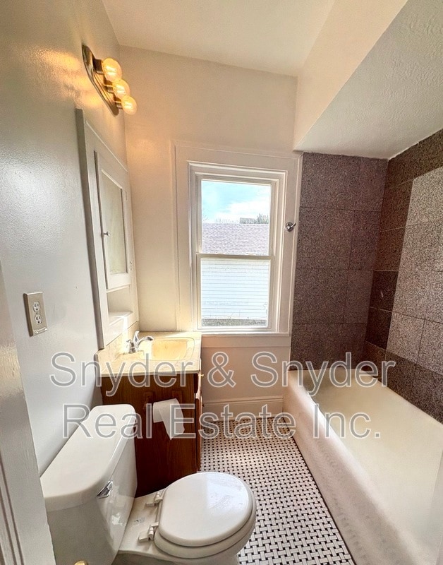 Building Photo - 245-247 Oakdale Ave.