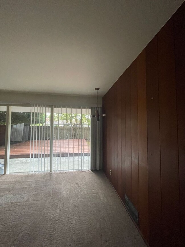 Building Photo - Charming Pet Friendly, 3-Bedroom 1-Bath, p...
