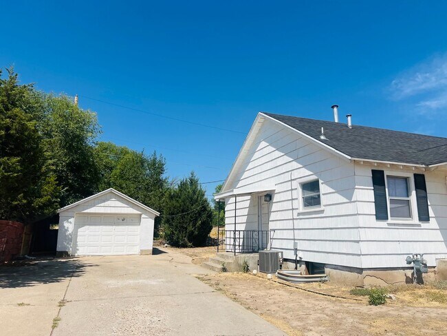Building Photo - Home with 1 car garage