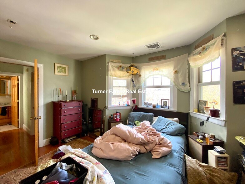 Building Photo - 21 Dorr St